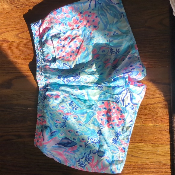 Lilly Pulitzer women's athletic shorts size large - Picture 4 of 4